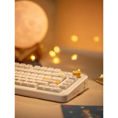 Iqunix zx75 sunset ponder wireless mechanical keyboard (lichtgeel, us lay-out (qwerty), iqunix little prince, 75%, rgb leds, hot-swappable, double-shot pbt, 2.4ghz | bluetooth 5.1 | usb-c)