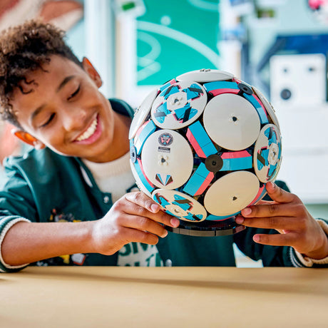 Lego editions voetbal - 3d-display bouwpakket met mini-stadion - verjaardagscadeau voor jongens, meisjes en voetbalfans vanaf 10 jaar - 43019