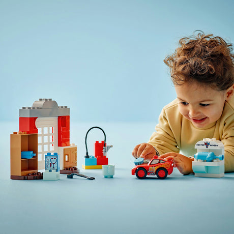 Lego duplo disney en pixar cars mcqueens bezoek aan docs garage - 10456