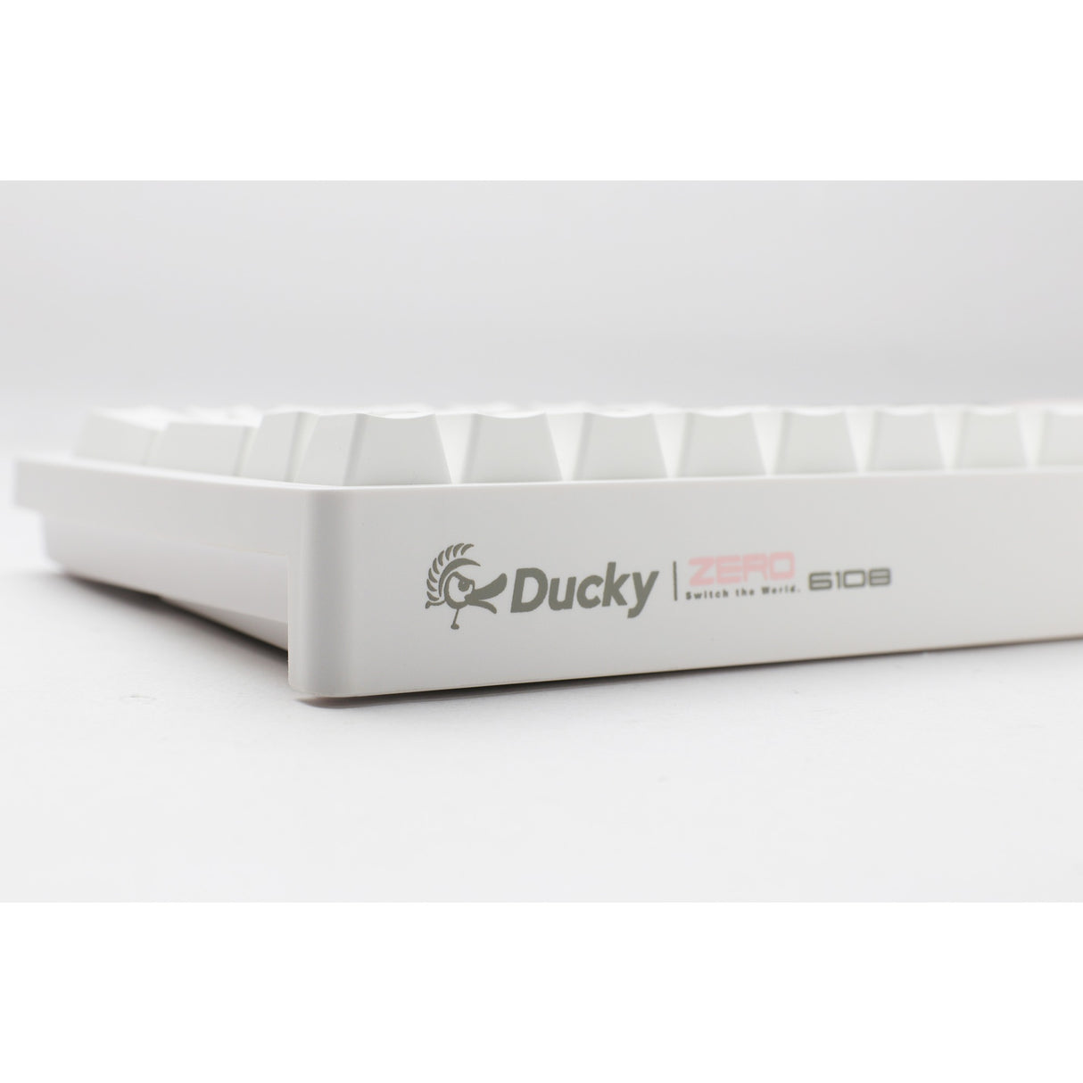 Ducky zero 6108 pure white rgb mechanisch gaming toetsenbord (wit, us lay-out (qwerty), cherry mx2a red, 100%, rgb leds, double-shot pbt, hot swap, 2.4ghz | bluetooth | usb-c)