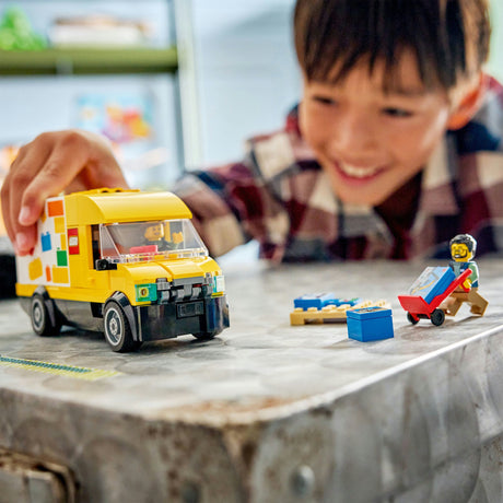 Lego ® city: de bestelwagen - bouw- en speelset voor autofans vanaf 6 jaar - met 2 minifiguren - 60500