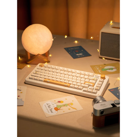 Iqunix zx75 sunset ponder wireless mechanical keyboard (lichtgeel, us lay-out (qwerty), iqunix little prince, 75%, rgb leds, hot-swappable, double-shot pbt, 2.4ghz | bluetooth 5.1 | usb-c)