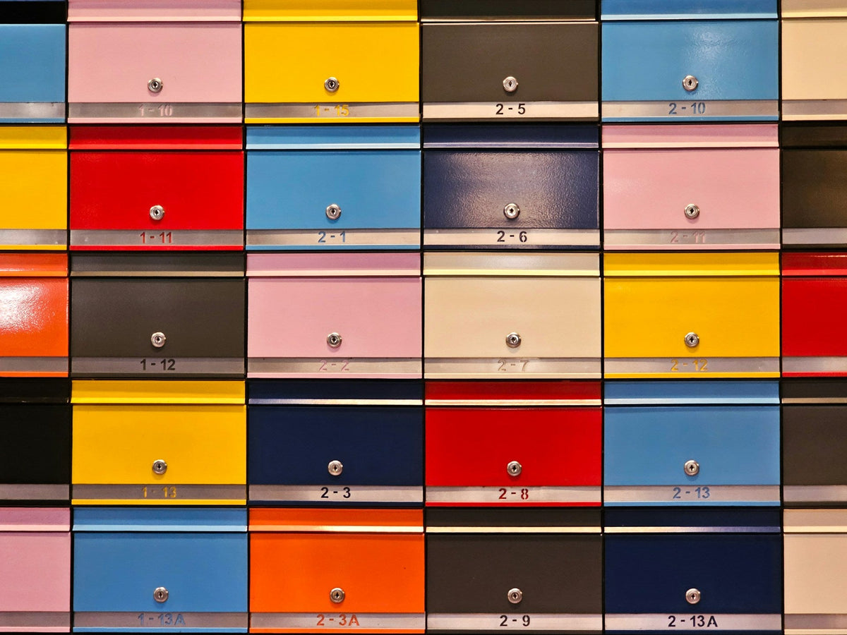 Brievenbussen in verschillende kleuren