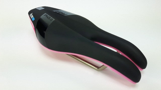 En collaboration avec Saddle en collaboration avec PN3.0 Performance étroite